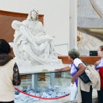Santuário em transformação: imagem da Pietá é elevada